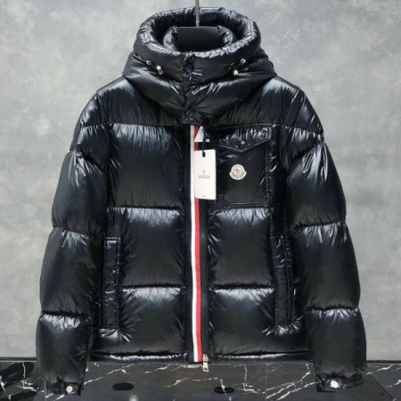 Пуховик MONCLER Montbeliard с капюшоном Пуховик MONCLER Montbeliard с капюшоном